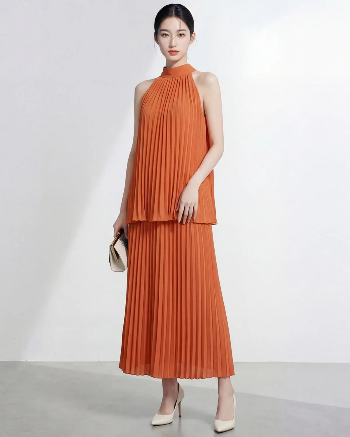 Elegant Plissé Halter Midi Dress