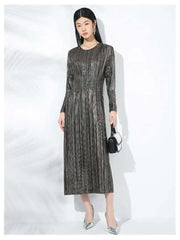 Elegant Plissé Dress with Sleeves