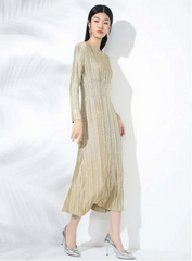Elegant Plissé Dress with Sleeves