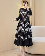 Elegant Plissé Polka Dot Dress