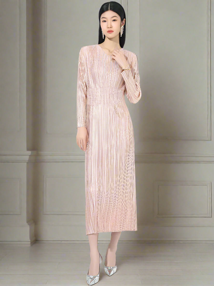 Elegant Plissé Dress with Sleeves