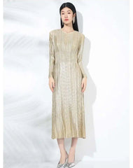 Elegant Plissé Dress with Sleeves
